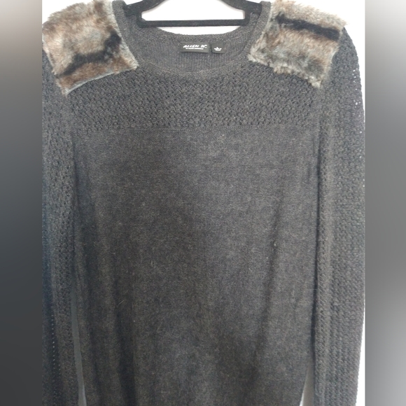 Womens wool blend loose knit sweater with fur patches on shoulders. - Picture 5 of 6